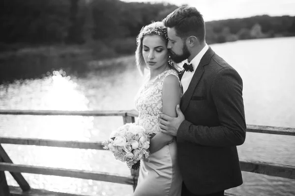 Foto Preto Branco Casal Elegante Recém Casados Posando Uma Ponte — Fotografia de Stock