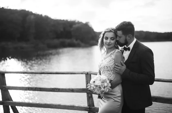 Foto Preto Branco Casal Elegante Recém Casados Posando Uma Ponte — Fotografia de Stock