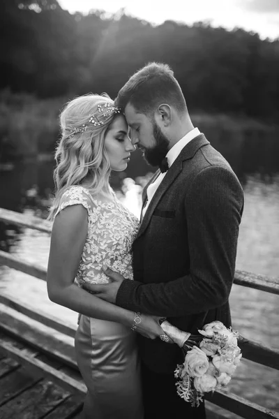 Black White Foto Stylish Couple Newlyweds Posing Bridge Wedding Day — Stock Photo, Image