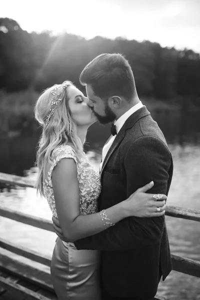 Photo Noir Blanc Couple Élégant Jeunes Mariés Posant Sur Pont — Photo