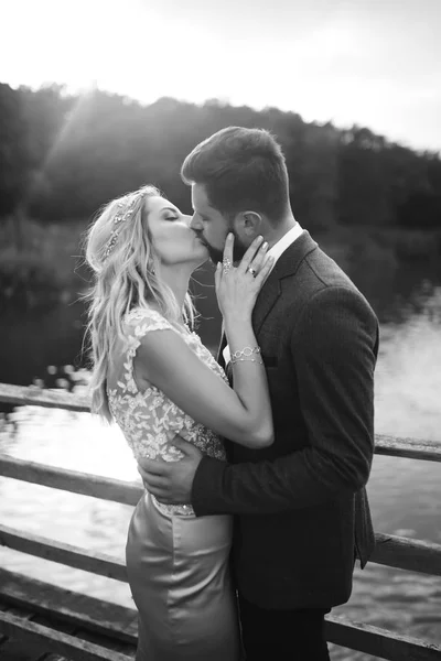 Foto Preto Branco Casal Elegante Recém Casados Posando Uma Ponte — Fotografia de Stock