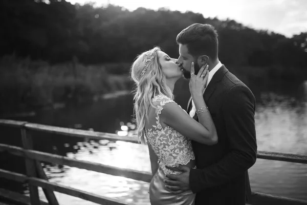 Schwarz Weiß Foto Stilvolles Brautpaar Posiert Hochzeitstag Auf Einer Brücke — Stockfoto