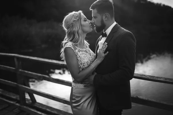 Schwarz Weiß Foto Stilvolles Brautpaar Posiert Hochzeitstag Auf Einer Brücke — Stockfoto