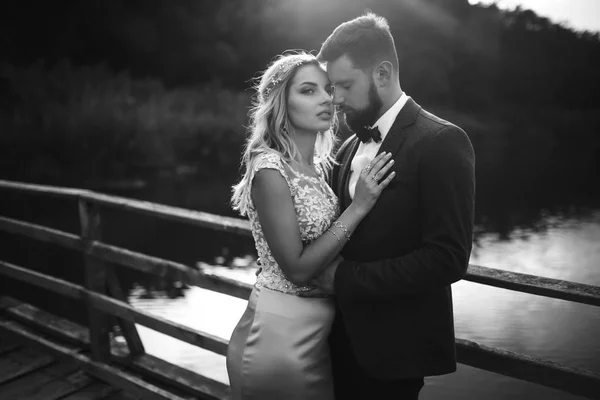 Photo Noir Blanc Couple Élégant Jeunes Mariés Posant Sur Pont — Photo