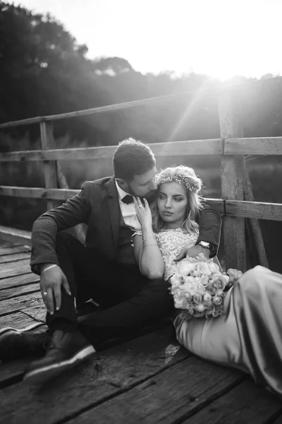 Schwarz Weiß Foto Stilvolles Brautpaar Posiert Hochzeitstag Auf Einer Brücke — Stockfoto