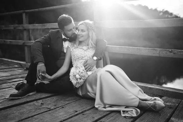 Bianco Nero Foto Elegante Coppia Sposi Posa Ponte Giorno Del — Foto Stock