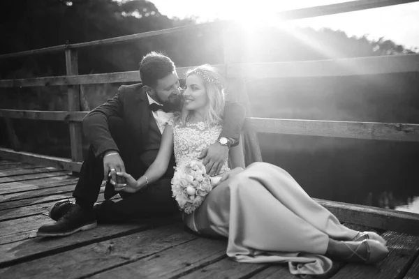 Foto Preto Branco Casal Elegante Recém Casados Posando Uma Ponte — Fotografia de Stock