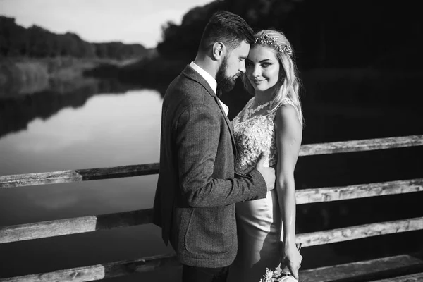 Foto Preto Branco Casal Elegante Recém Casados Posando Uma Ponte — Fotografia de Stock