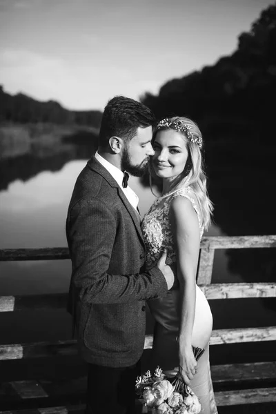 Photo Noir Blanc Couple Élégant Jeunes Mariés Posant Sur Pont — Photo