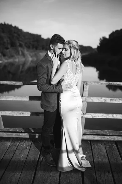 Foto Preto Branco Casal Elegante Recém Casados Posando Uma Ponte — Fotografia de Stock