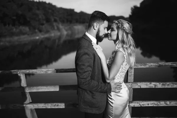 Schwarz Weiß Foto Stilvolles Brautpaar Posiert Hochzeitstag Auf Einer Brücke — Stockfoto