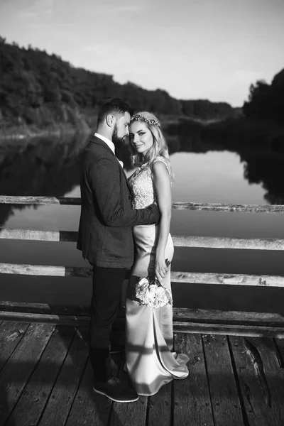 Black White Foto Stylish Couple Newlyweds Posing Bridge Wedding Day — Stock Photo, Image