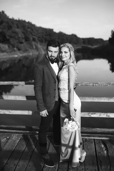 Photo Noir Blanc Couple Élégant Jeunes Mariés Posant Sur Pont — Photo