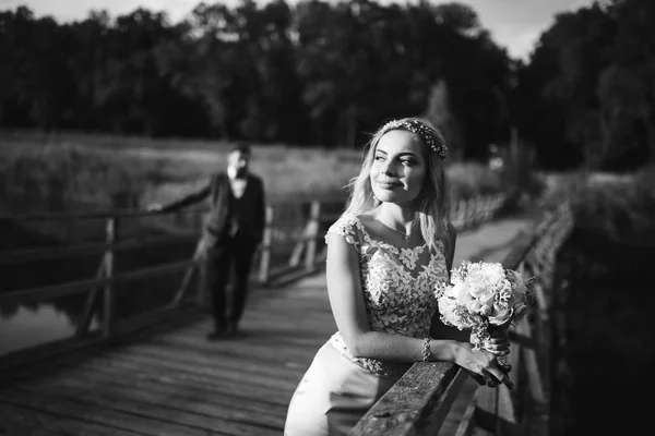 Černobílý Foto Stylový Pár Novomanželů Pózujících Mostě Svatební Den Pohledný — Stock fotografie