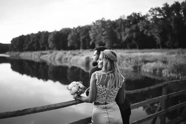 Černobílý Foto Stylový Pár Novomanželů Pózujících Mostě Svatební Den Pohledný — Stock fotografie
