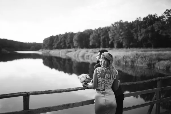 Bianco Nero Foto Elegante Coppia Sposi Posa Ponte Giorno Del — Foto Stock