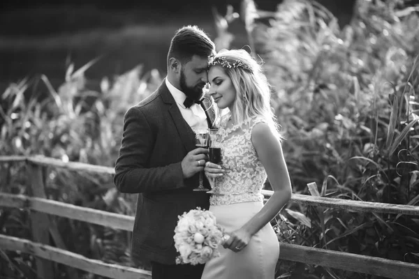 Bianco Nero Foto Elegante Coppia Sposi Posa Ponte Giorno Del — Foto Stock