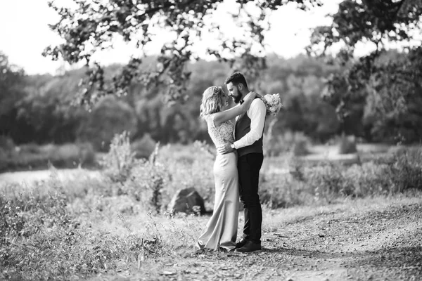 Sinnliches Schwarz Weiß Foto Von Braut Und Bräutigam Ein Stilvolles — Stockfoto