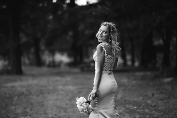 Fekete Fehér Foto Gyönyörű Menyasszony Egy Esküvői Csokor Egy Séta — Stock Fotó