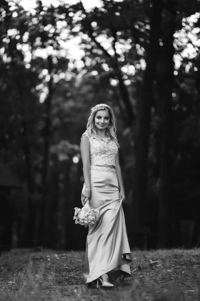 Fekete Fehér Foto Gyönyörű Menyasszony Egy Esküvői Csokor Egy Séta — Stock Fotó