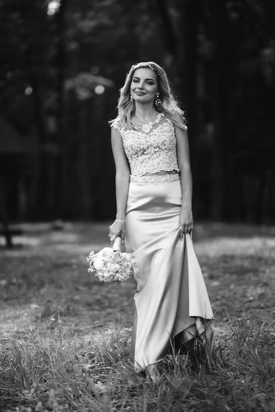 Чорно Біле Фото Красивої Нареченої Весільним Букетом Прогулянки Парку Щаслива — стокове фото