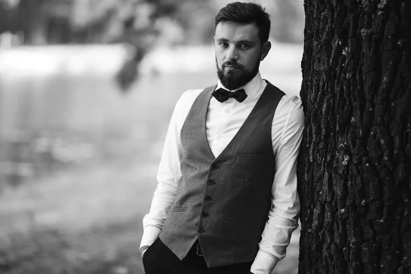 Retrato Blanco Negro Hombre Guapo Confiado Traje Negro Con Corbata — Foto de Stock