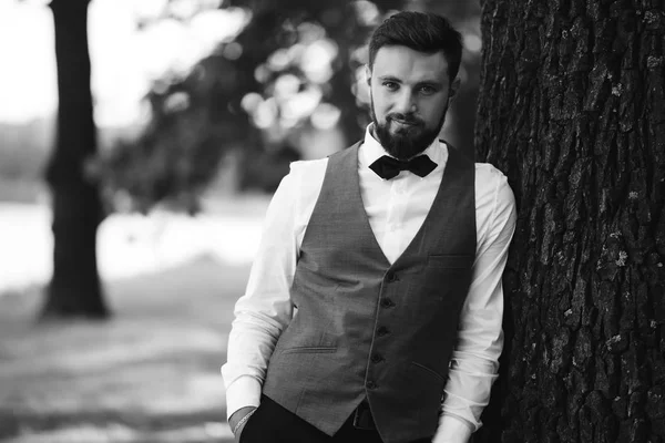 Retrato Blanco Negro Hombre Guapo Confiado Traje Negro Con Corbata — Foto de Stock