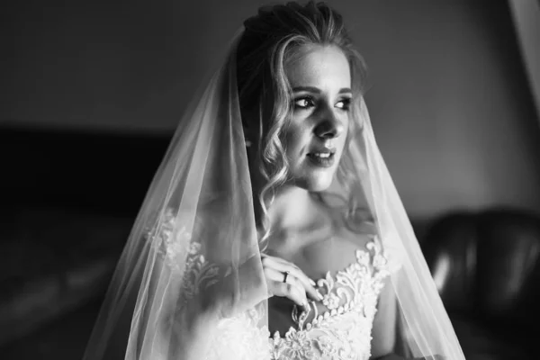 Μαύρο Και Άσπρο Φωτο Της Όμορφης Νύφης Γαμήλια Ανθοδέσμη Ελκυστική — Φωτογραφία Αρχείου