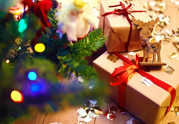 Hermosas Cajas Regalo Navidad Con Cinta Roja Suelo Cerca Del — Foto de Stock