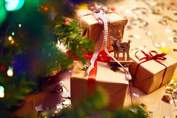 Belle Scatole Regalo Natale Con Nastro Rosso Sul Pavimento Vicino — Foto Stock