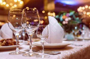 Düğün masası servisi. Pırıl pırıl cam ayaklar düğün yemeği için hazırlanan uzun masanın üzerinde duruyor. Ziyafet.. 