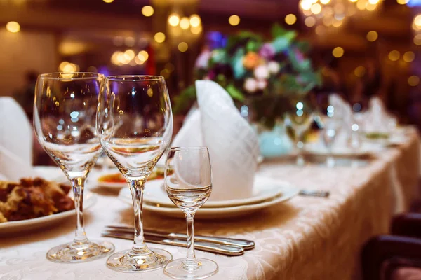 Serving Wedding Table Sparkling Glassware Stands Long Table Prepared Wedding — Stockfoto
