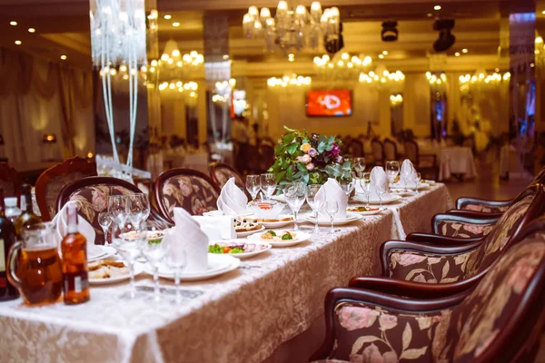 Elegante Mesa Para Invitados Servida Con Cubiertos Flores Vajilla Cubierta —  Fotos de Stock