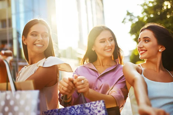 Bella Giornata Estiva Belle Ragazze Piedi Città Dopo Shopping Three — Foto Stock