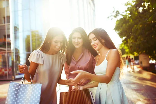 Mooie Zomerdag Mooie Meisjes Lopen Rond Stad Het Winkelen Drie — Stockfoto