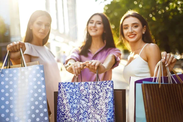 Bella Giornata Estiva Belle Ragazze Piedi Città Dopo Shopping Three — Foto Stock