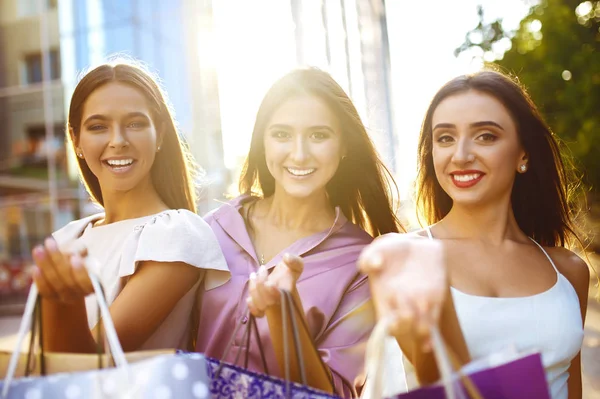 Bella Giornata Estiva Belle Ragazze Piedi Città Dopo Shopping Three — Foto Stock