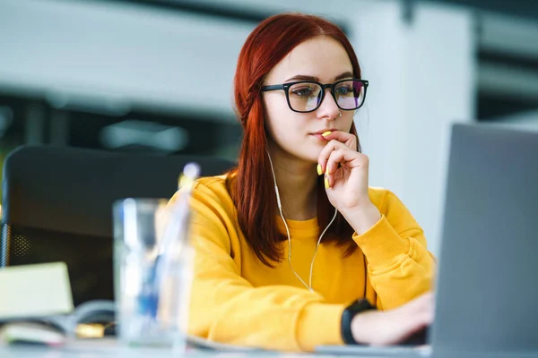 Jong Meisje Werkt Een Computer Het Kantoor Mooie Freelancer Die — Stockfoto