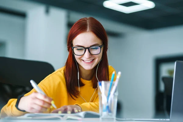 Jong Meisje Werkt Een Computer Het Kantoor Mooie Freelancer Die — Stockfoto