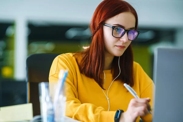 Jong Meisje Werkt Een Computer Het Kantoor Mooie Freelancer Die — Stockfoto