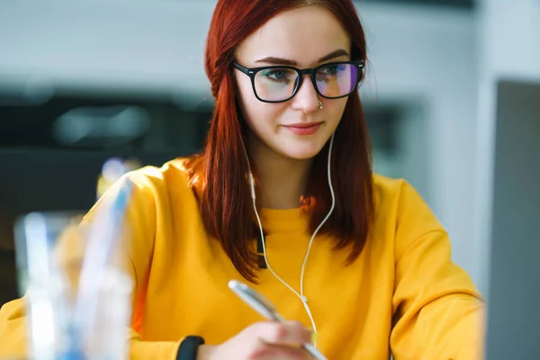 Joven Trabaja Una Computadora Oficina Hermoso Freelancer Trabajando Desde Una — Foto de Stock