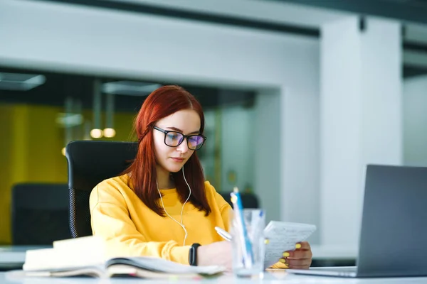 Jong Meisje Werkt Een Computer Het Kantoor Mooie Freelancer Die — Stockfoto