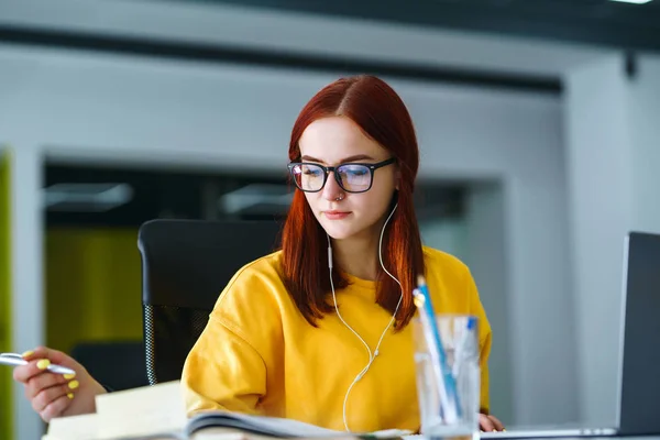 Jong Meisje Werkt Een Computer Het Kantoor Mooie Freelancer Die — Stockfoto