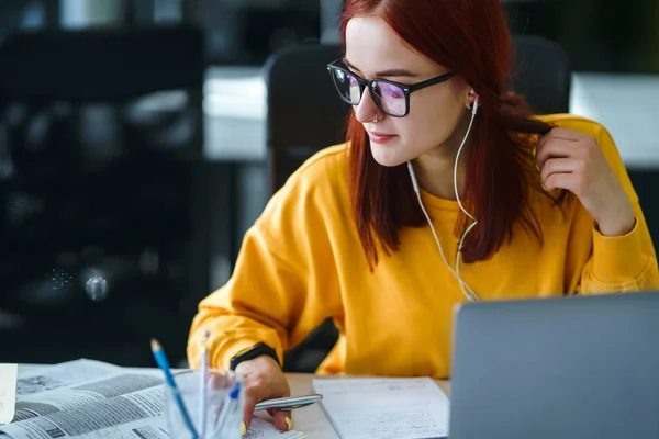 Jong Meisje Werkt Een Computer Het Kantoor Mooie Freelancer Die — Stockfoto