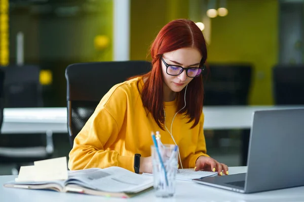 Jong Meisje Werkt Een Computer Het Kantoor Mooie Freelancer Die — Stockfoto