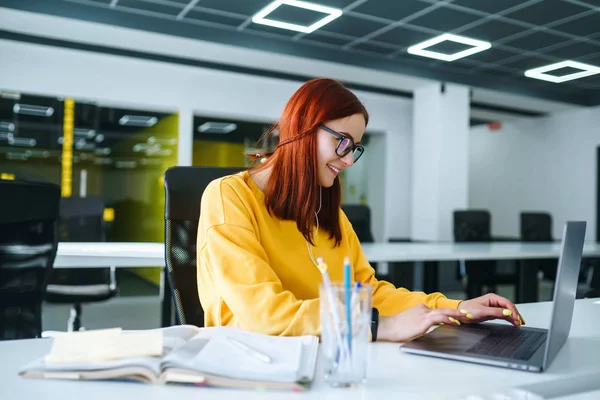 Jong Meisje Werkt Een Computer Het Kantoor Mooie Freelancer Die — Stockfoto