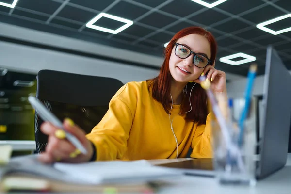 Jong Meisje Werkt Een Computer Het Kantoor Mooie Freelancer Die — Stockfoto