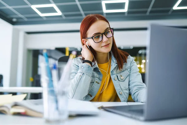 Portret Van Een Meisje Werkt Een Computer Het Moderne Kantoor — Stockfoto