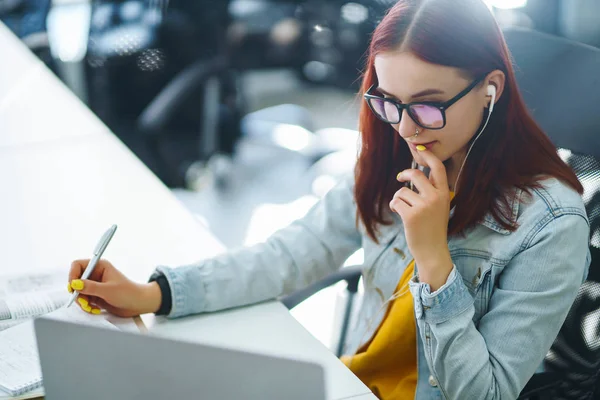 Portret Van Een Meisje Werkt Een Computer Het Moderne Kantoor — Stockfoto