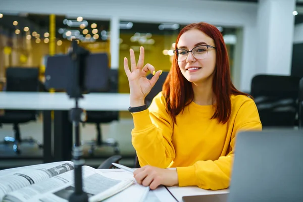 Vrouwelijke Blogger Met Laptop Opname Video Terwijl Zittend Kantoor Praten — Stockfoto